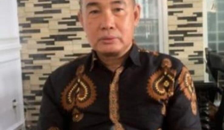 Advokat senior, Bahrul Ilmi Yakup, memberikan keterangan pers terkait status hukumnya di Palembang, Sumatra Selatan.