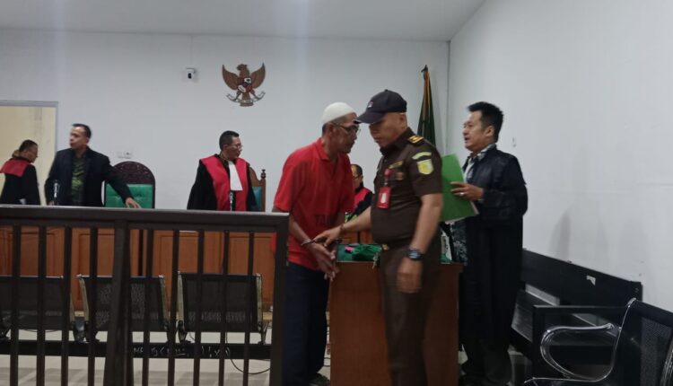 Terdakwa kasus narkotika, Zainal Abidin (tengah bawah baju merah), digiring petugas kejaksaan usai mengikuti sidang pembacaan tuntutan di Pengadilan Negeri Palembang, Sumatra Selatan.