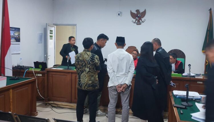Terdakwa kasus dugaan korupsi pengadaan pompa portable penanggulangan karhutla Kabupaten Musi Rawas Utara (Muratara), Supriyono dan Kusnandar, bersama penasihat hukumnya mendengarkan pertanyaan Majelis Hakim Kristanto Sahat Sianipar di Pengadilan Negeri Palembang, Sumatra Selatan.