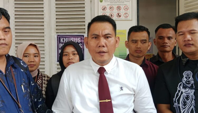 Kuasa hukum terdakwa Yansori, Sapriadi Syamsudin, memberikan keterangan pers usai menjalani sidang lanjutan perkara dugaan korupsi penjualan lahan di Pengadilan Tipikor Palembang, Sumatra Selatan.