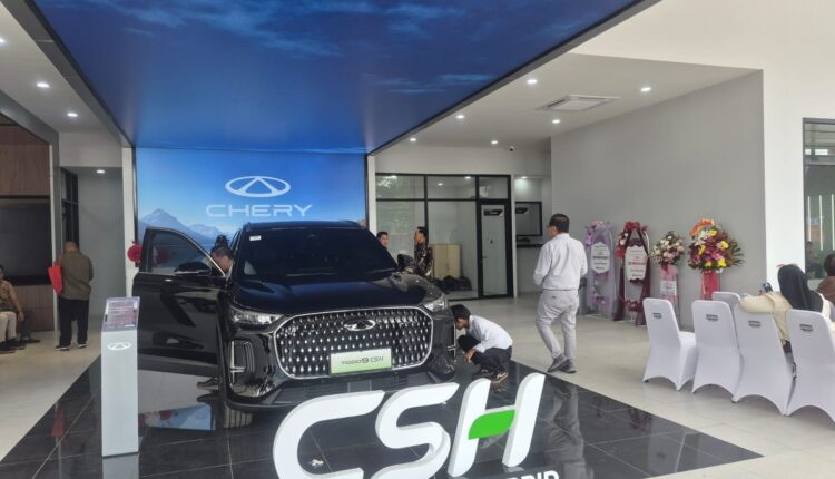 Salah satu mobil keluaran Chery produk China yang ditampilkan saat Grand Opening.