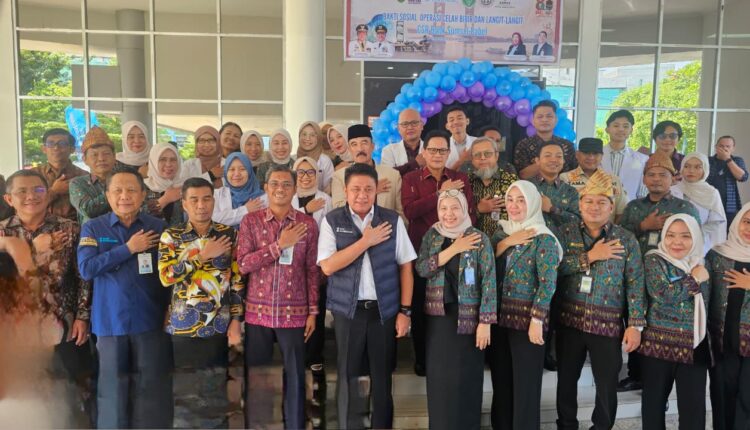 Gubernur Sumatera Selatan bersama jajaran Direksi Bank Sumsel Babel, manajemen RSGM Provinsi Sumsel, serta panitia penyelenggara berfoto bersama dalam pembukaan bakti sosial operasi gratis celah bibir dan langit-langit mulut di RSGM Provinsi Sumatera Selatan, Palembang.