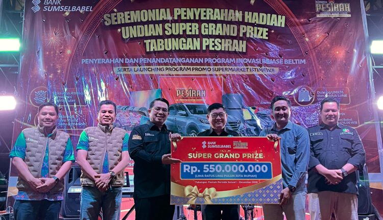 PPS Direktur Utama Bank Sumsel Babel, Marzuki, bersama jajaran manajemen menyerahkan hadiah simbolis Undian Super Grand Prize Tabungan Pesirah sebesar Rp 550 juta kepada pemenang utama, Dela Wahyudi Rinursyah, pada acara seremonial di kawasan Situ Kulong Minyak, Manggar, Belitung Timur.