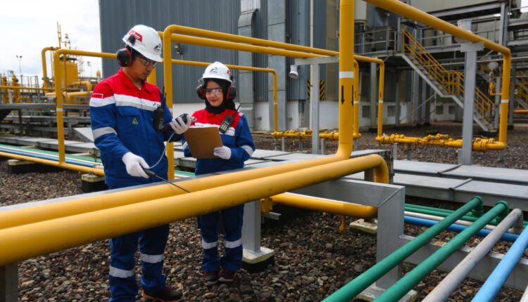 Tampak karyawan PGN sedang mengecek pipa di lokasi.