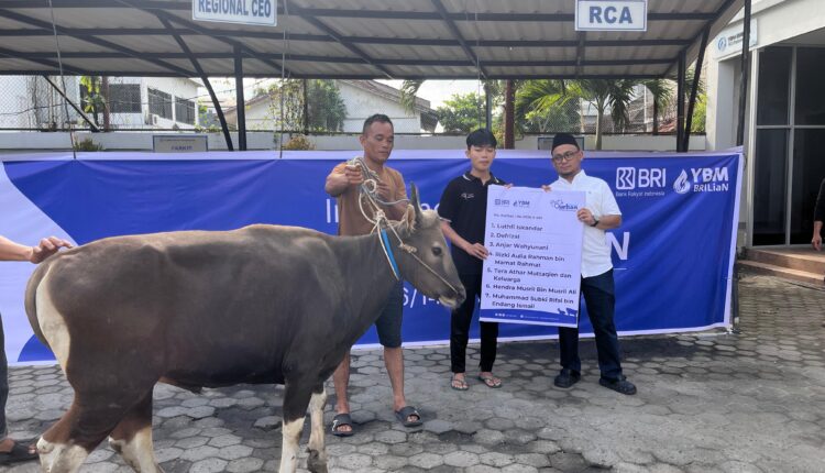 Regional CEO BRI Region 4 Palembang Luthfi Iskandar berfoto bersama saat penyerahan secara simbolis hewan kurban di halaman parkir kantor BRI Region 4 Palembang, Sumatra Selatan.