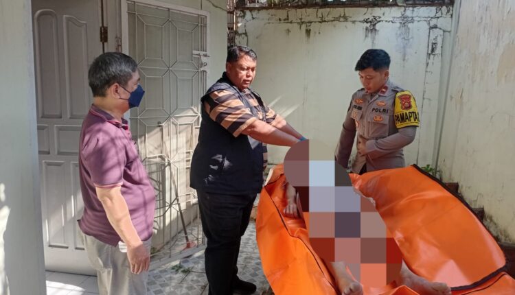 Petugas kepolisian bersama warga melakukan evakuasi jenazah perempuan di Perumahan Sukarami Indah, Kelurahan Kebun Bunga, Kecamatan Sukarami, Palembang.