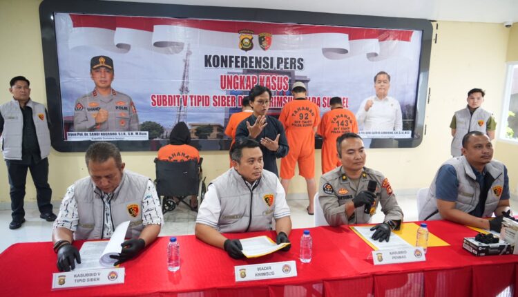 Konferensi pers pengungkapan kasus kejahatan siber di Mapolda Sumatera Selatan, Palembang.