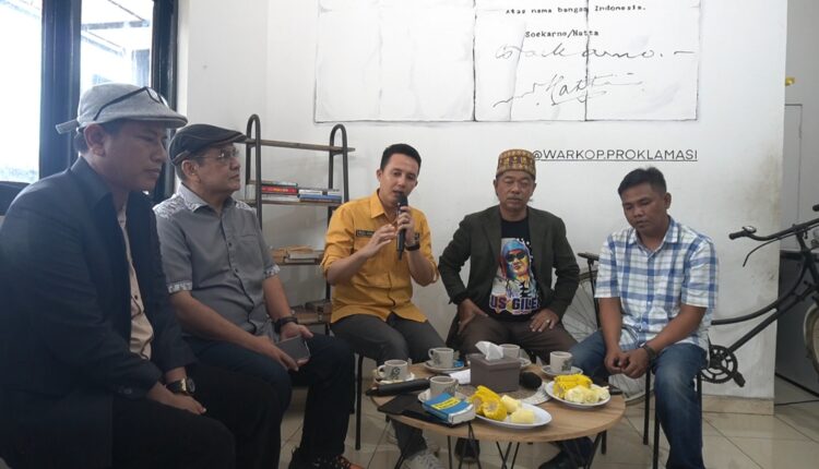 Ketua Komisi Pengaduan dan Pengawasan Etika Pers Dewan Pers RI, Muhammad Jazuli memaparkan mekanisme penyelesaian sengketa pemberitaan dalam diskusi publik Kopi Senja bertajuk "Dari Redaksi ke Demokrasi" di Warkop Proklamasi, Palembang.