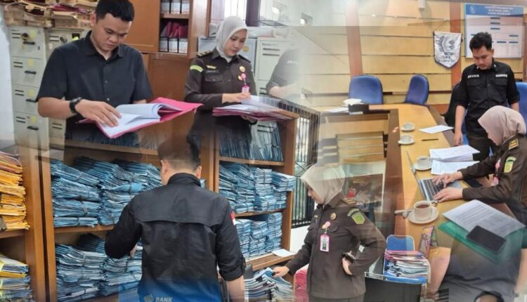 Sejumlah petugas Tim Penyidik Tindak Pidana Khusus (Pidsus) Kejari Pagar Alam memeriksa dan memilah tumpukan berkas dokumen saat melakukan penggeledahan di salah Kantor Bank Plat Merah Cabang Pagar Alam, Sumatra Selatan.