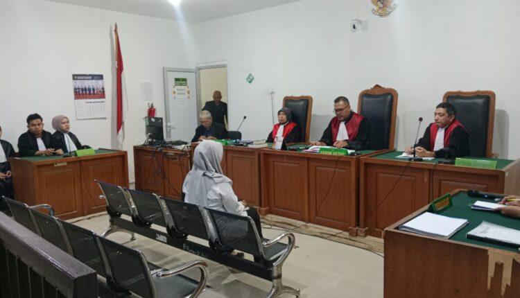 Terdakwa mantan Bendahara PMI Kabupaten Banyuasin, Wardiyah, mendengarkan pembacaan amar putusan oleh Majelis Hakim yang diketuai Ade Sumutri Hadisurya di Pengadilan Tipikor PN Palembang, Sumatra Selatan.