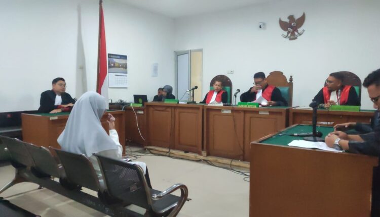 Terdakwa dugaan korupsi pengelolaan keuangan PMI Kabupaten Muara Enim, Wike Dian Anggraini, mendengarkan pembacaan amar tuntutan oleh Jaksa Penuntut Umum (JPU) dalam sidang di Pengadilan Tipikor PN Palembang, Sumatra Selatan.