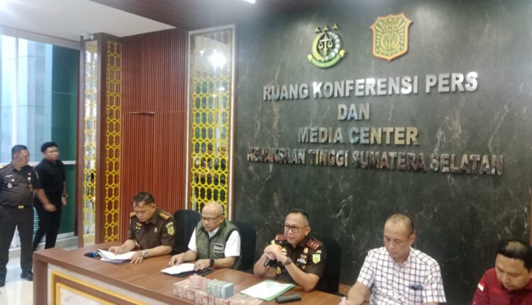 Kepala Kejaksaan Tinggi (Kejati) Sumatra Selatan Ketut Sumedana memberikan keterangan pers didampingi jajaran pejabat Kejati di Ruang Konferensi Pers dan Media Center Kejati Sumsel, Jakabaring, Palembang.