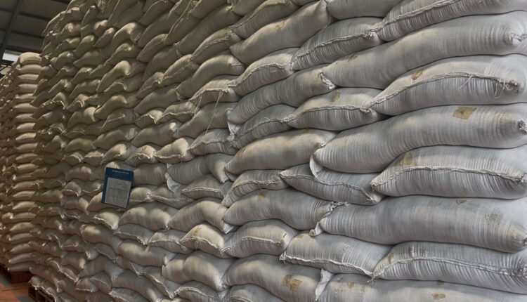 Tumpukan ribuan karung berisi beras hasil serapan dari petani lokal tersusun rapi di dalam gudang penyimpanan Perum Bulog Kanwil Sumatera Selatan dan Bangka Belitung (Sumsel Babel).