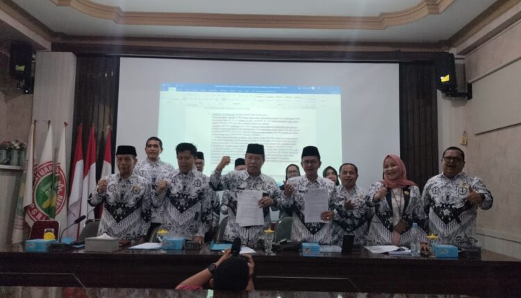 Ketua PGRI Sumatera Selatan periode 2024–2029, Bukman Lian, bersama jajaran pengurus menunjukkan dokumen resmi saat menggelar konferensi pers di Sekretariat PGRI Sumsel, Palembang.