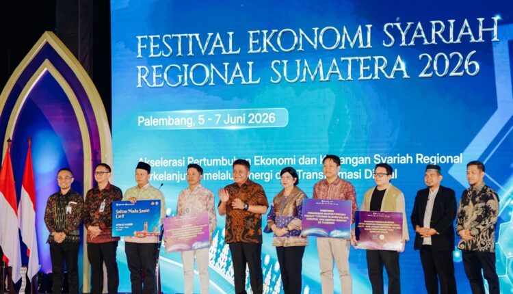 Tampak hadir Deputi Gubernur Senior BI Destry Damayanti, Pimpinan Bank Indonesi Sumsel Bambang Pramono dan Gubernur Sumsel Herman Deru saat pembukaan Festival Ekonomi Syariah Sumatera 2026 di PSCC Palembang.