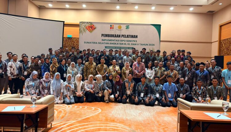 Foto bersama dengan pembukaan pelatihan implementasi Indonesian Sustainable Palm Oil (ISPO) di Hotel Aryaduta Palembang, Sumatra Selatan.