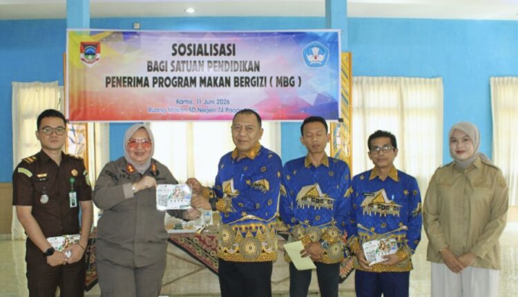 Kepala Kejaksaan Negeri Pagar Alam, Ira Febrina (kedua kiri), menyerahkan brosur "Jaga Dapur MBG" secara simbolis kepada Kepala Dinas Pendidikan dan Kebudayaan Kota Pagar Alam, Nopi Apriyadi (ketiga kiri), disaksikan para pejabat terkait di Aula SDN 74 Kota Pagar Alam.