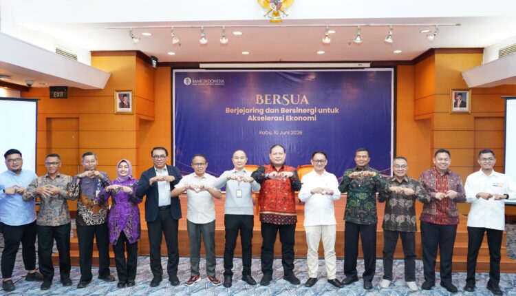 Foto bersama dalam forum bersua, di kantor Perwakilan BI Sumsel lantai 4.