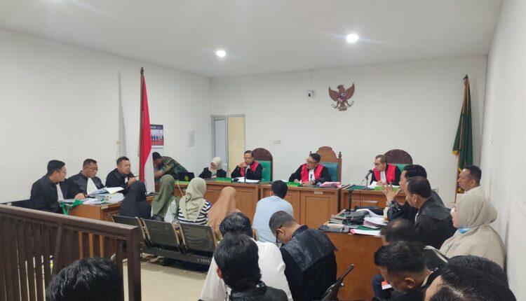 Suasana persidangan kasus dugaan korupsi pengadaan barang dan jasa Dinas Perkimtan Kota Palembang saat pemeriksaan saksi di PN Palembang.