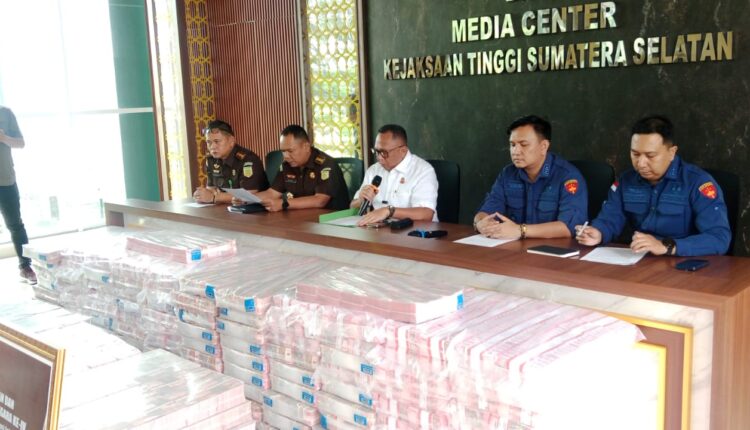 Kepala Kejaksaan Tinggi (Kejati) Sumatera Selatan, Ketut Sumedana (tengah), memimpin konferensi pers penitipan uang pengembalian kerugian negara sebesar Rp 219,7 miliar di Media Center Kejati Sumsel, Palembang.