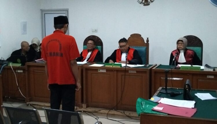 Terdakwa Febrianto mendengarkan pembacaan amar putusan dari Majelis Hakim yang dipimpin oleh Kristanto Sahat Sianipar di Pengadilan Negeri Palembang.