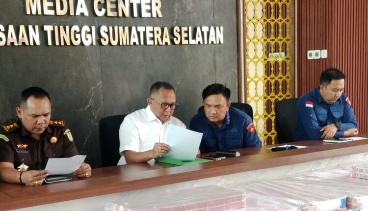 Kepala Kejaksaan Tinggi (Kejati) Sumatera Selatan, Ketut Sumedana, menyampaikan capaian penanganan kasus korupsi saat menggelar konferensi pers di Media Center Kejati Sumsel, Palembang.