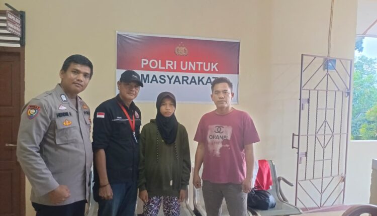 Terduga pelaku berinisial Y (16) diapit oleh personel kepolisian saat menyerahkan diri secara kooperatif di Mapolsek Rantau Alai, Polres Ogan Ilir.
