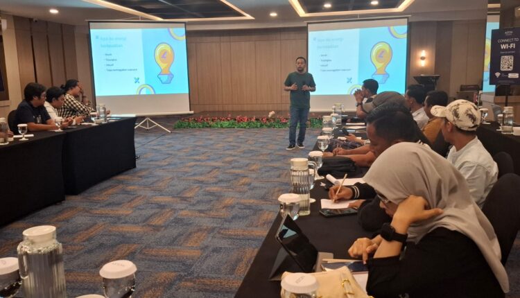 Perwakilan Yayasan Cerah, Dwiki Mahendra, memaparkan materi dalam acara 'Lokakarya Jurnalis dan Beasiswa Liputan: Masa Depan Sumatra Selatan dan Transisi Energi Berkeadilan' di Hotel Aston Palembang.