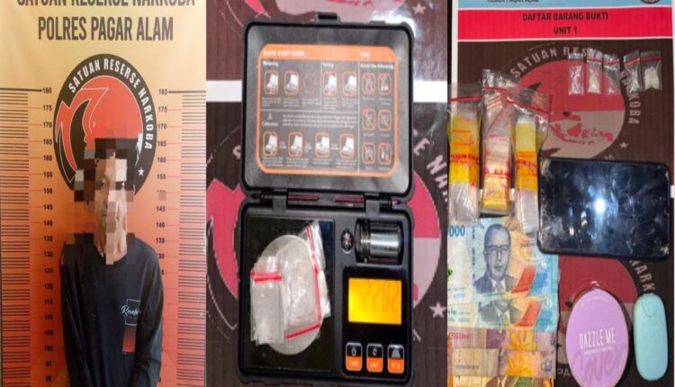 Tersangka berinisial M (48) saat diamankan di Mapolres Pagar Alam, timbangan digital yang menunjukkan berat bruto sabu, serta sejumlah barang bukti berupa lima paket sabu yang sempat disembunyikan di wadah kosmetik dan kotak permen, telepon genggam, plastik klip, dan uang tunai.