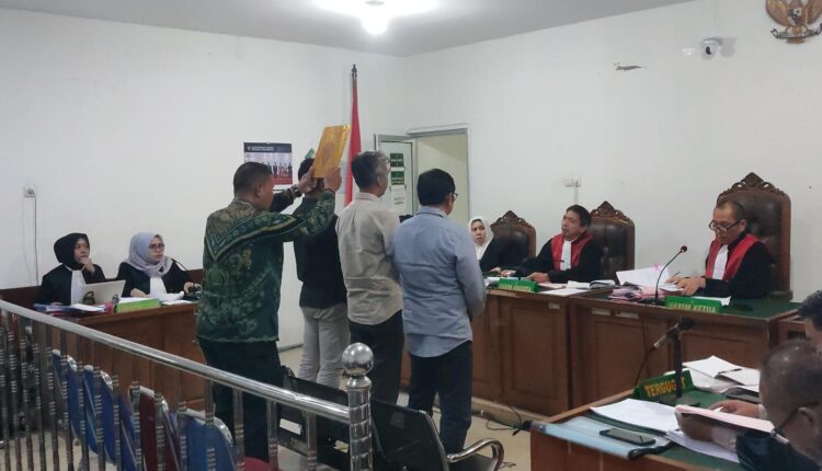 Sejumlah saksi, termasuk mantan Branch Manager BSI Tulang Bawang Unit II Wijonarko, diambil sumpah di bawah kitab suci sebelum memberikan keterangan dalam sidang lanjutan kasus dugaan korupsi penyaluran Kredit Usaha Rakyat (KUR) di Pengadilan Negeri Tipikor Palembang, Sumatra Selatan.