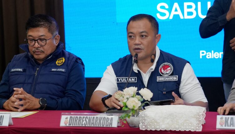 Direktur Reserse Narkoba Polda Sumsel Kombes Pol Yulian Perdana didampingi Kakanwil Bea Cukai Sumbagtim Sugeng Apriyanto memberikan keterangan pers saat rilis pengungkapan kasus peredaran narkoba berskala besar di Mapolda Sumatra Selatan, Palembang.