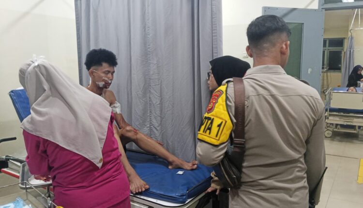 Aditya Saputra (23), korban pencurian dengan kekerasan (curas) yang sedang menjalani perawatan medis di RSUD BARI, Palembang, Sumatra Selatan.