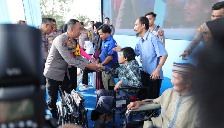Kapolda Sumatera Selatan, Irjen Pol Sandi Nugroho, menyapa dan menyalami seorang warga penyandang disabilitas di atas kursi roda saat meninjau langsung kegiatan Bakti Kesehatan di Lapangan Wira Bhakti Pakri, Palembang.