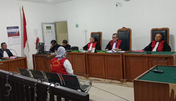 Terdakwa Kurniati Hasda Ayu (tengah bawah), seorang Aparatur Sipil Negara (ASN) pada Dinas Kepemudaan dan Olahraga (Dispora) Kota Palembang yang mengenakan rompi tahanan merah, menjalani sidang pemeriksaan terdakwa dan saksi di Pengadilan Negeri (PN) Palembang.