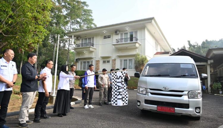 Wakil Wali Kota Pagar Alam, Bertha, mengibarkan bendera start saat melepas keberangkatan armada yang membawa Tim Sepak Bola U-15 Pagar Alam di halaman Rumah Dinas Wali Kota Pagar Alam.