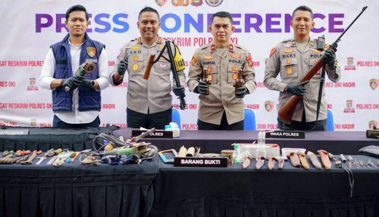 Kapolres OKI AKBP Eko Rubiyanto (kedua kiri) bersama jajaran memperlihatkan barang bukti senjata api rakitan, amunisi, bom molotov, hingga mesin gerinda saat konferensi pers di Mapolres OKI.