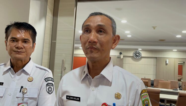 Kepala Dinas Pemberdayaan Perempuan dan Perlindungan Anak (PPPA) Provinsi Sumatera Selatan, M Zaki Aslam (kanan), memberikan keterangan kepada wartawan usai menghadiri rapat koordinasi di Ruang Bina Praja Pemprov Sumsel, Palembang.