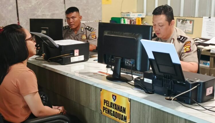 Korban pengeroyokan, Viqie Liryne Luris (35), saat memberikan keterangan kepada petugas di ruang Sentra Pelayanan Kepolisian Terpadu (SPKT) Polrestabes Palembang.