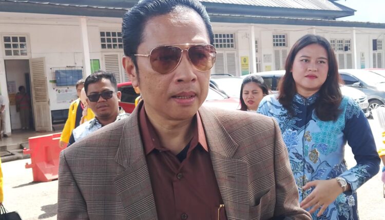 Penasihat hukum terdakwa, Darmadi Djufri memberikan keterangan kepada awak media usai menghadiri sidang perdana di Pengadilan Tindak Pidana Korupsi (Tipikor) Palembang, Sumatera Selatan.