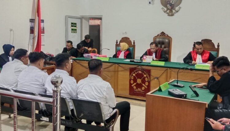 Keempat terdakwa kasus korupsi dana hibah Komite Olahraga Nasional Indonesia (KONI) Kabupaten Lahat (duduk berbaju putih menghadap hakim) mendengarkan pembacaan amar putusan oleh Majelis Hakim yang diketuai Agus Rahardjo di Pengadilan Tindak Pidana Korupsi (Tipikor) Palembang, Sumatera Selatan.