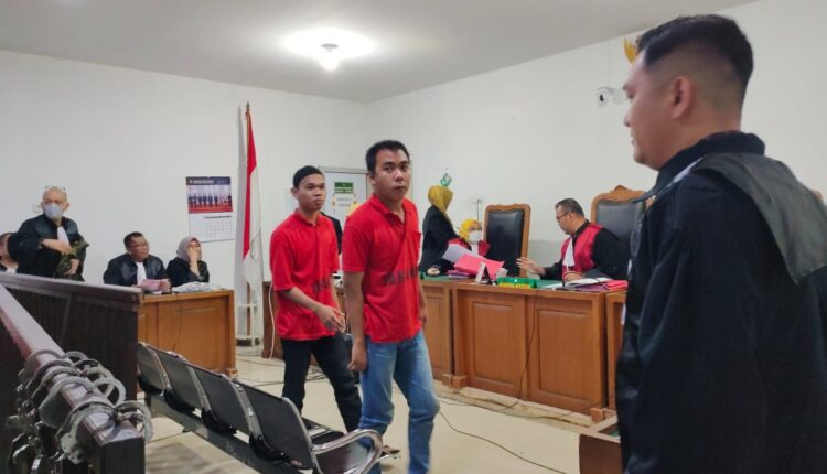 Dua terdakwa promosi judi online, Miko Bima Sutra dan M Taupik Sahputra, berjalan meninggalkan ruang sidang usai mendengarkan pembacaan amar tuntutan di Pengadilan Negeri Palembang Kelas IA Khusus, Sumatera Selatan.