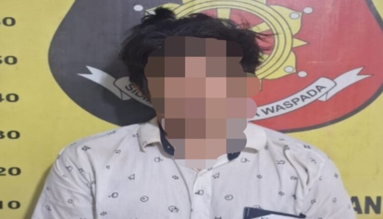 Tersangka pemilik senjata api rakitan ilegal berinisial AZ (26) saat diamankan di Mapolsek Gunung Megang, Muara Enim.