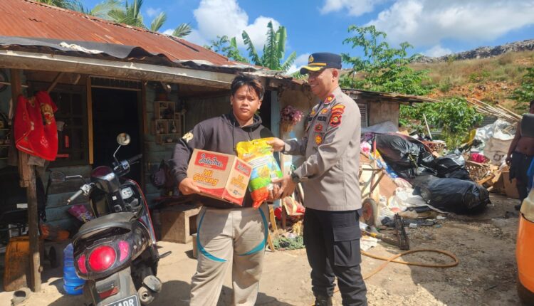 Kapolsek Sukarami Kompol Alex Andriyan menyerahkan langsung bantuan paket sembako berupa beras dan mi instan kepada seorang warga di Kampung Pemulung TPA Sukawinatan, Kelurahan Sukajaya, Palembang.