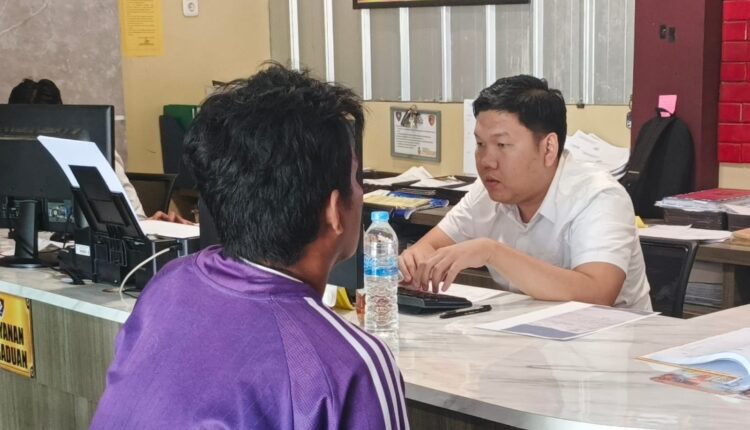 Korban curanmor berinisial AJ (32) saat memberikan keterangan kepada petugas di Sentra Pelayanan Kepolisian Terpadu (SPKT) Polrestabes Palembang.