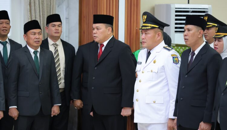 Walikota Palembang Ratu Dewa bersama jajaran pejabat Pemerintah Kota Palembang yang baru dilantik saat menghadiri upacara pengambilan sumpah jabatan di Rumah Dinas Walikota.