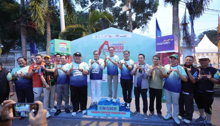Wali Kota Palembang, Ratu Dewa bersama jajaran pejabat Forkopimda Sumatera Selatan, perwakilan Bank Mandiri, dan panitia berfoto bersama menunjukkan simbol jari "ATR" usai penyerahan medali pada ajang Mandiri Ampera Tourism Run 2026 di kawasan ikonik Jembatan Ampera, Palembang.