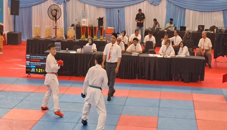 Suasana arena pertandingan cabang olahraga karate kategori kumite putra dalam kejuaraan Piala Kapolri yang dipantau langsung oleh jajaran dewan juri.