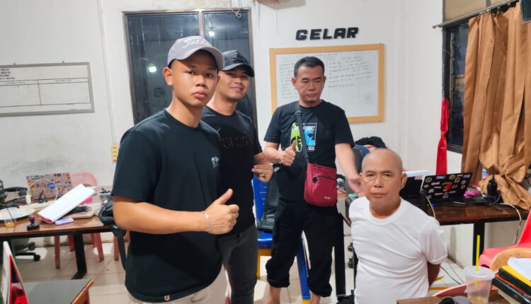 Tersangka penembakan berinisial JB didampingi anggota tim gabungan Ditreskrimum Polda Sumsel setelah berhasil diamankan di wilayah Provinsi Riau.