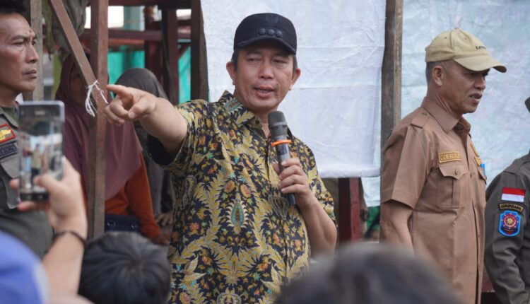 Wali Kota Pagar Alam, Ludi Oliansyah, memberikan arahan saat memimpin langsung proses pengundian nomor lapak bagi ratusan pedagang di Pasar Tradisional Nendagung, Pagar Alam, Sumatra Selatan.
