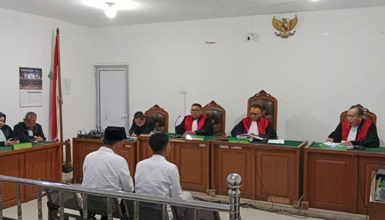 Majelis Hakim yang diketuai Idil Amin (kedua dari kanan) memimpin sidang pembacaan putusan sela kasus dugaan korupsi proyek irigasi Muara Enim di Pengadilan Tindak Pidana Korupsi (Tipikor) pada Pengadilan Negeri Palembang, Sumatra Selatan.